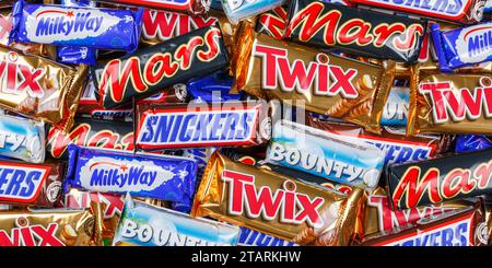 Stuttgart – 7. November 2023: Mars Hat Produkte Wie Snickers, Twix, Milky Way Und Bounty Riegel Als Hintergrund-Panorama In Stuttg Aufgenommen Stockfoto