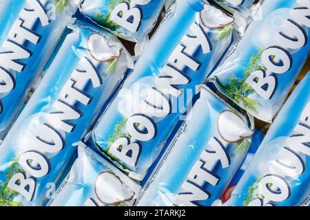 Stuttgart - 10. November 2023: Bounty Riegel Schokoladenriegel Von Mars Inc Als Hintergrund In Stuttgart, Deutschland. Stockfoto