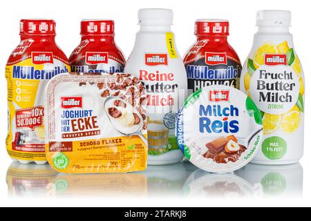 Stuttgart - 11. April 2023: Produkte Der Firma Theo Müller Wie Buttermilch Müllermich Und Jogurt Freisteller In Isolation In Stutt Stockfoto