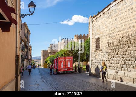 Coca-Cola-Lastwagen, die in der spanischen ummauerten Stadt Avila, Spanien, ausliefern Stockfoto