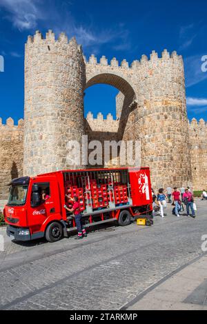 Coca-Cola-Wagen, der an den Festungsmauern und Befestigungen in der spanischen Stadt Avila, Spanien, geliefert wird Stockfoto