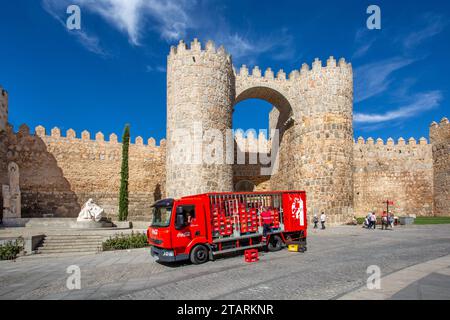 Coca-Cola-Wagen, der an den Festungsmauern und Befestigungen in der spanischen Stadt Avila, Spanien, geliefert wird Stockfoto