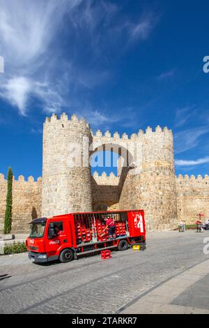 Coca-Cola-Wagen, der an den Festungsmauern und Befestigungen in der spanischen Stadt Avila, Spanien, geliefert wird Stockfoto