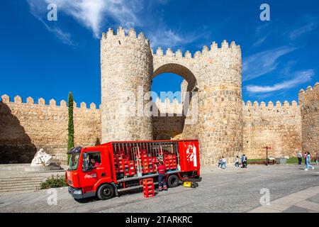 Coca-Cola-Wagen, der an den Festungsmauern und Befestigungen in der spanischen Stadt Avila, Spanien, geliefert wird Stockfoto