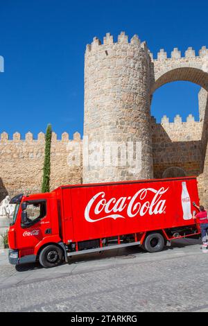 Coca-Cola-Wagen, der an den Festungsmauern und Befestigungen in der spanischen Stadt Avila, Spanien, geliefert wird Stockfoto