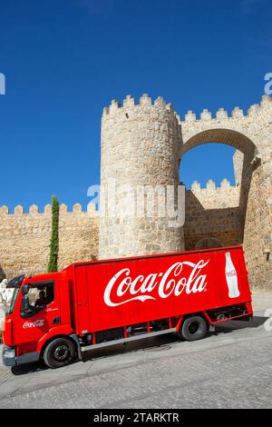 Coca-Cola-Wagen, der an den Festungsmauern und Befestigungen in der spanischen Stadt Avila, Spanien, geliefert wird Stockfoto