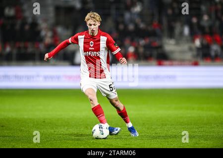 Antwerpen, Belgien. Dezember 2023. Kobe Corbanie aus Antwerpen wurde während eines Fußballspiels zwischen Royal Antwerp FC und OH Leuven am 16. Tag der Saison 2023-2024 der ersten Liga der „Jupiler Pro League“ der belgischen Meisterschaft am Samstag, den 2. Dezember 2023, in Antwerpen gezeigt. BELGA FOTO TOM GOYVAERTS Credit: Belga Nachrichtenagentur/Alamy Live News Stockfoto