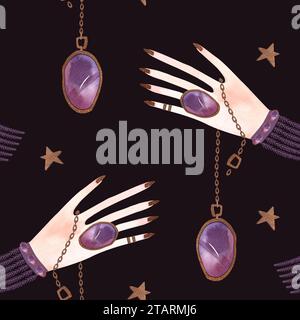 Magisches nahtloses Muster. Frauenhand mit einem Kristall an einer Kette und goldenen Sternen. Ritual zur Vorhersage der Zukunft. Lithomancy. Mystische Wahrsagung. Stockfoto