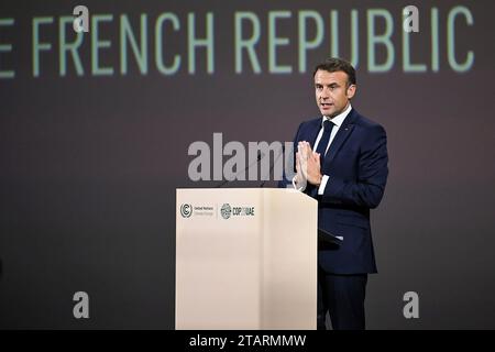 Dubai, Vereinigte Arabische Emirate. Dezember 2023. Frankreichs Präsident Emmanuel Macron spricht während einer Pressekonferenz auf dem Klimagipfel der Vereinten Nationen auf der COP28 in Dubai am Samstag, den 2. Dezember 2023. Foto: COP28/ UN Climate Change/ Credit: UPI/Alamy Live News Stockfoto