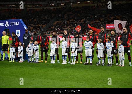 Das Team des AC Mailand während des italienischen Fußballspiels der Serie A zwischen dem AC Mailand und Calcio Frosinone am 2. Dezember 2023 im Giuseppe Meazza San Siro Siro-Stadion in Mailand. Foto: Tiziano Ballabio Stockfoto