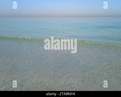 Vereinigte Arabische Emirate. Meerblick. Sharjah. Al Khan Beach. Wunderschönes Meer. Stockfoto