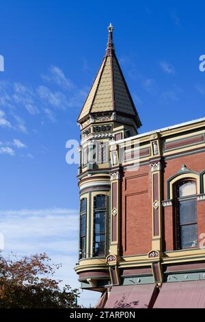 Ellensburg, WA, USA – 20. Oktober 2023; kunstvoller Turm an der oberen Ecke des Davidson-Gebäudes in der Innenstadt von Ellensburg Stockfoto