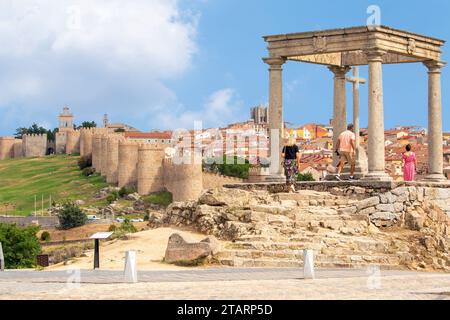 Der Mirador Los Cuatro Postes oder die vier Pfosten ein antikes Denkmal Aussichtspunkt über der spanischen Festungsstadt Avila markiert die Stadtgrenze Stockfoto