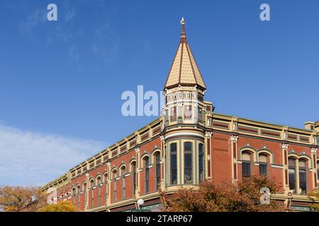 Ellensburg, WA, USA – 20. Oktober 2023; Fassade und Eckturm des Davidson-Gebäudes in Ellensburg Stockfoto