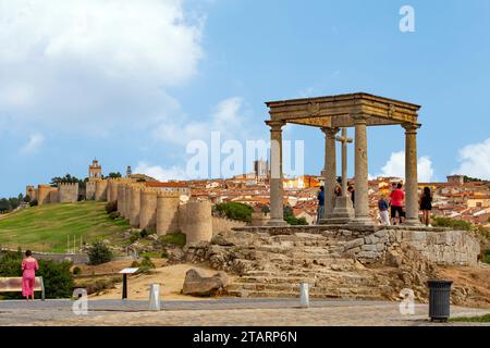 Der Mirador Los Cuatro Postes oder die vier Pfosten ein antikes Denkmal Aussichtspunkt über der spanischen Festungsstadt Avila markiert die Stadtgrenze Stockfoto