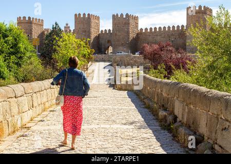 Gehen Sie zu den Festungsmauern der Stadtmauer in der spanischen ummauerten Stadt Avila in der autonomen Gemeinde Kastilien und León Spanien Stockfoto