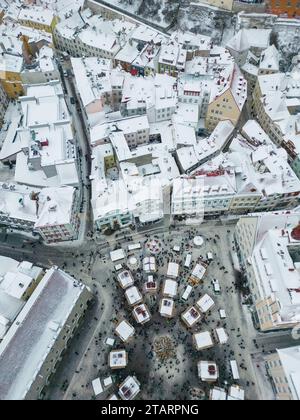 Blick aus der Vogelperspektive auf den Weihnachtsmarkt in Tallinns Altstadt, Raekoja Plats. Stockfoto