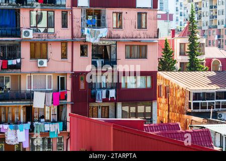 Reisen Sie nach Georgia - mehrstöckiges Haus in einem Wohnviertel in Batumi City mit Wäschetrocknung auf dem Balkon am sonnigen Morgen Stockfoto