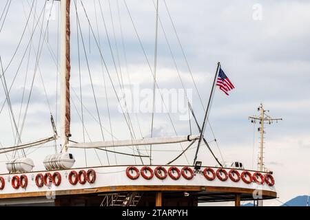 Reisen Sie nach Georgia - amerikanische Flagge an Bord einer großen Yacht, die am bewölkten Herbsttag im alten Hafen von Batumi festgemacht ist Stockfoto