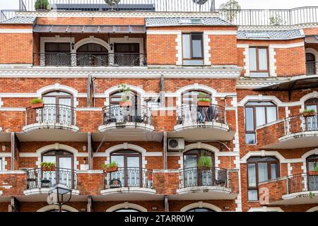 Reisen Sie nach Georgia - Vorderansicht der Ziegelfassade des Wohngebäudes in der Innenstadt von Batumi City Stockfoto