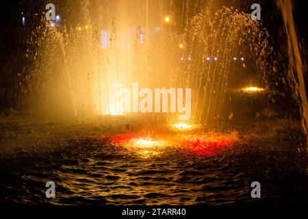 Reisen Sie nach Georgien - Wasseroberfläche in tanzendem Brunnen auf dem Strandboulevard in Batumi City in der Herbstnacht Stockfoto