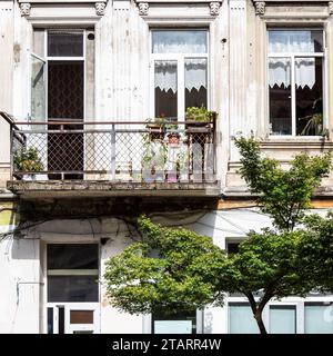 Reisen Sie nach Georgien - Vorderansicht der Details des Wohngebäudes mit Balkon in Batumi City Stockfoto