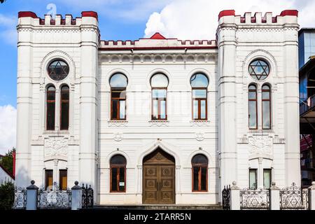 Reisen Sie nach Georgien - Vorderansicht der Batumi Synagoge in Batumi Stadt am sonnigen Herbsttag Stockfoto