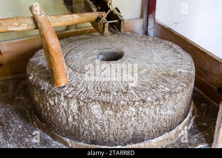 Reisen Sie nach Georgia - Handmühle in einer kleinen rustikalen Mühle im Dorf Mirveti in Adjara, Georgia Stockfoto