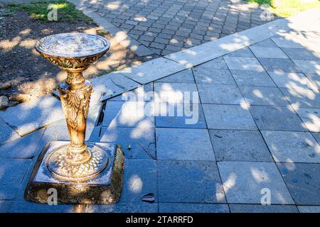 Reisen Sie nach Georgia - Brunnen mit Trinkwasser auf der Straße von Batumi City am Herbstmorgen Stockfoto