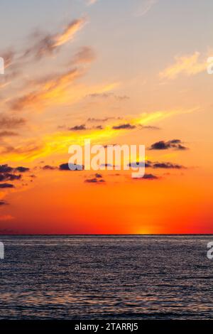 Reisen Sie nach Georgien - dunkelroter Himmel über dem Schwarzen Meer nach Sonnenuntergang in Batumi am Herbstabend Stockfoto