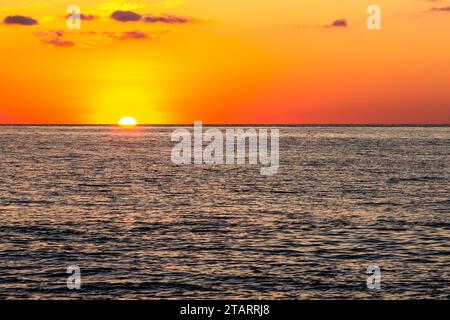 Reisen Sie nach Georgien - Sonnenuntergang über dem Horizont über dem Schwarzen Meer in Batumi am Herbstabend Stockfoto