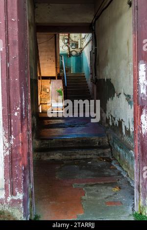 Reise nach Georgien - Inneres des schäbigen Eingangs des Appartementgebäudes in Batumi City am Herbsttag Stockfoto