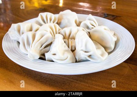 Reisen Sie nach Georgien - viele gekochte Khinkali (georgianische Knödel) auf Teller auf Holztisch im lokalen Café in Batumi Stadt Stockfoto