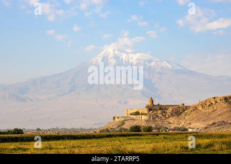 Blick auf das Kloster Khor Virap mit dem Berg Ararat im Hintergrund in Armenien am sonnigen Herbsttag Stockfoto