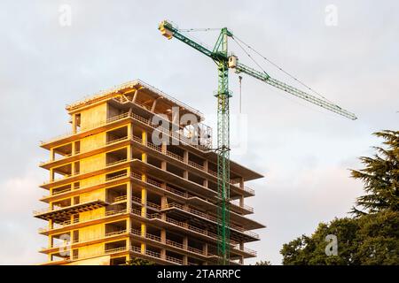 Reisen Sie nach Georgia - Bau eines Hochhauses in Batumi City in der Herbstdämmerung Stockfoto
