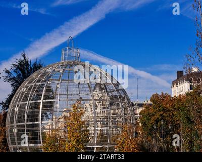 Große Weihnachtsbaumkugel Dekoration Stadtstraße Stockfoto