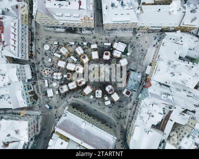 Blick aus der Vogelperspektive auf den Weihnachtsmarkt in Tallinns Altstadt, Raekoja Plats. Stockfoto