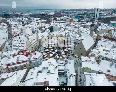Blick aus der Vogelperspektive auf den Weihnachtsmarkt in der Altstadt von Tallinn, Estland Stockfoto