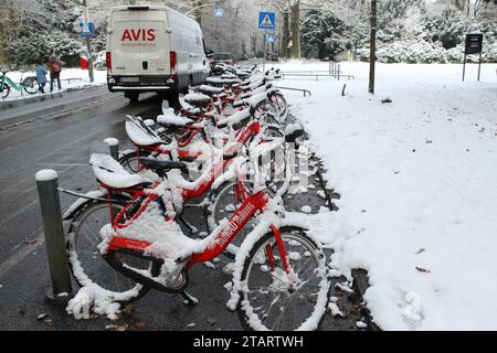 Eingeschneite Räder vom Fahradverleih Stadtrad stehen an einer Verleihstation im Stadtpark Hamburg. Winterhude Hamburg *** schneebedeckte Fahrräder vom Stadtrad Fahrradverleih parken an einer Verleihstation im Hamburger Stadtpark Winterhude Hamburg Credit: Imago/Alamy Live News Stockfoto