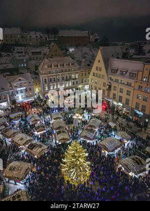 Blick aus der Vogelperspektive auf den Weihnachtsmarkt in der Altstadt von Tallinn, Estland Stockfoto