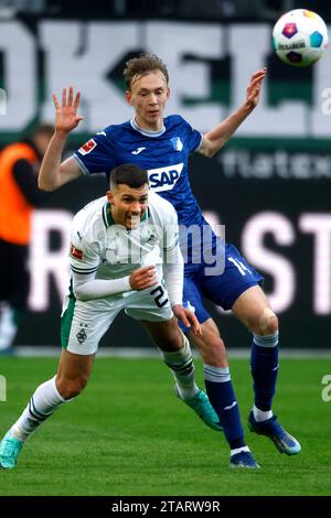 Mönchengladbach, Deutschland, 1. Fussball-Bundesliga 13. Spieltag Borussia Mönchengladbach vs. TSG Hoffenheim 2-1 02. 12. 2023 im Stadion im Borussiapark in Mönchengladbach Franck HONORAT (MG) li.- und Maximilian BEIER (1899) re.- Foto: Norbert Schmidt, Düsseldorf Stockfoto