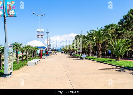 Batumi, Georgien - 15. September 2023: Fußgängerpromenade am Strand in Batumi City am sonnigen Herbsttag Stockfoto