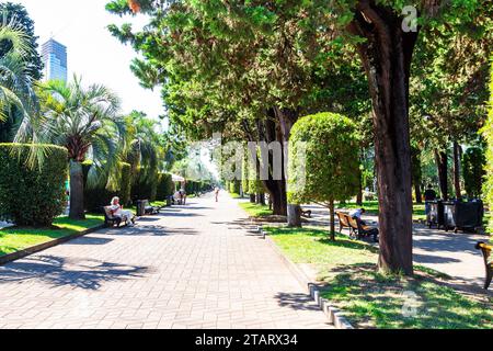 Batumi, Georgia - 15. September 2023: Fußgängerweg auf dem grünen Boulevard am Meer in Batumi City am sonnigen Herbsttag Stockfoto