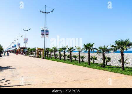 Batumi, Georgien - 15. September 2023: Strandpromenade auf dem Strandboulevard in Batumi City am sonnigen Herbsttag Stockfoto