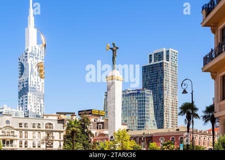 Batumi, Georgia - 15. September 2023: Wolkenkratzer und Medea-Statue in Batumi am sonnigen Morgen Stockfoto