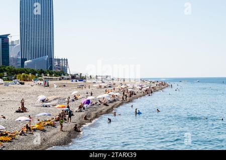 Batumi, Georgia - 15. September 2023: Blick auf den urbanen Kieselstrand und moderne Gebäude in Batumi City am sonnigen Herbsttag Stockfoto