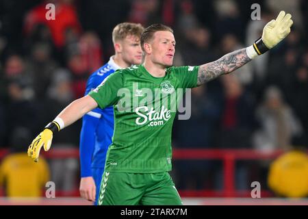 Jordan Pickford of Everton gibt Gesten während des Premier League-Spiels zwischen Nottingham Forest und Everton am City Ground, Nottingham, am Samstag, den 2. Dezember 2023. (Foto: Jon Hobley | MI News) Credit: MI News & Sport /Alamy Live News Stockfoto