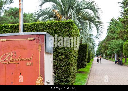 Batumi, Georgia - 16. September 2023: Blick auf die Gasse des grünen Boulevards am Meer in Batumi City im Herbst Stockfoto