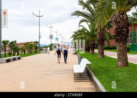 Batumi, Georgia - 16. September 2023: Promenade und grüner Boulevard am Meer in Batumi City im Herbst Stockfoto