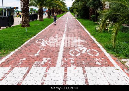 Batumi, Georgien - 16. September 2023: Fahrradstrecke entlang der Strandpromenade auf dem Strandboulevard in Batumi im Herbst Stockfoto